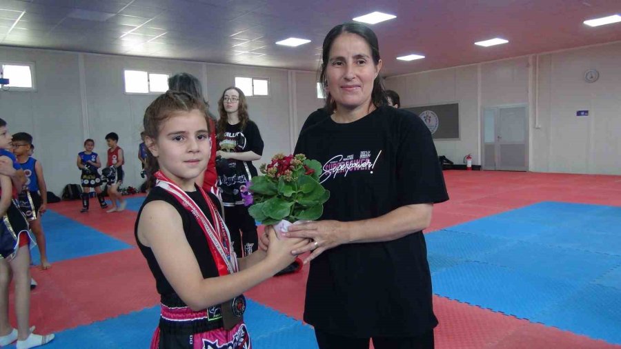 Dünya Şampiyonu Muay Thai Sporcular Anneleriyle Müsabakalara Hazırlanıyor