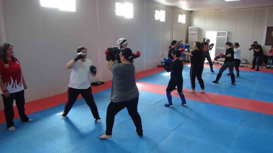 Dünya Şampiyonu Muay Thai Sporcular Anneleriyle Müsabakalara Hazırlanıyor