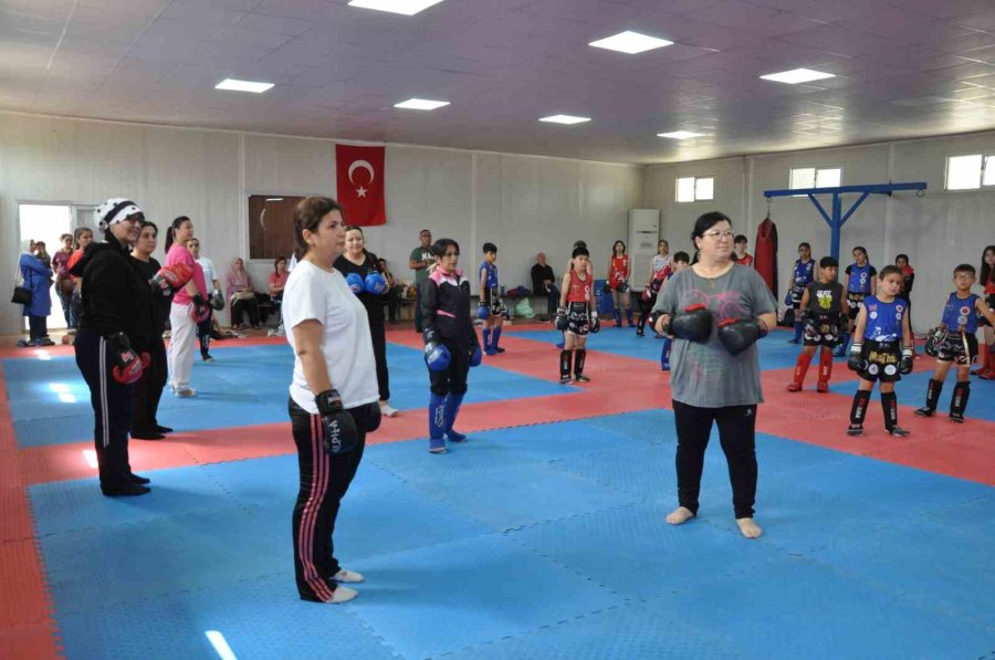 Dünya Şampiyonu Muay Thai Sporcular Anneleriyle Müsabakalara Hazırlanıyor