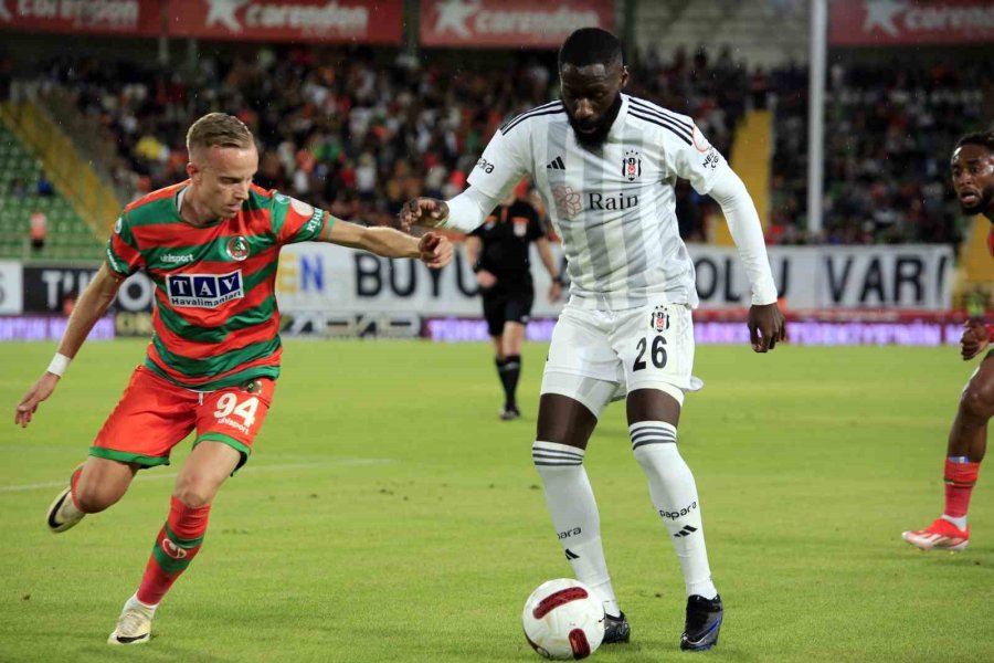 Trendyol Süper Lig: Alanyaspor: 0 - Beşiktaş: 0 (ilk Yarı)