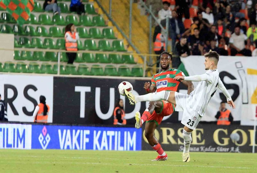 Trendyol Süper Lig: Alanyaspor: 0 - Beşiktaş: 0 (ilk Yarı)