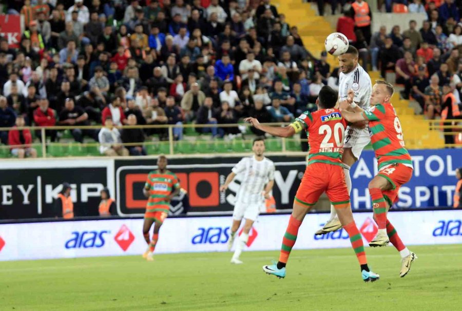 Trendyol Süper Lig: Alanyaspor: 0 - Beşiktaş: 0 (ilk Yarı)