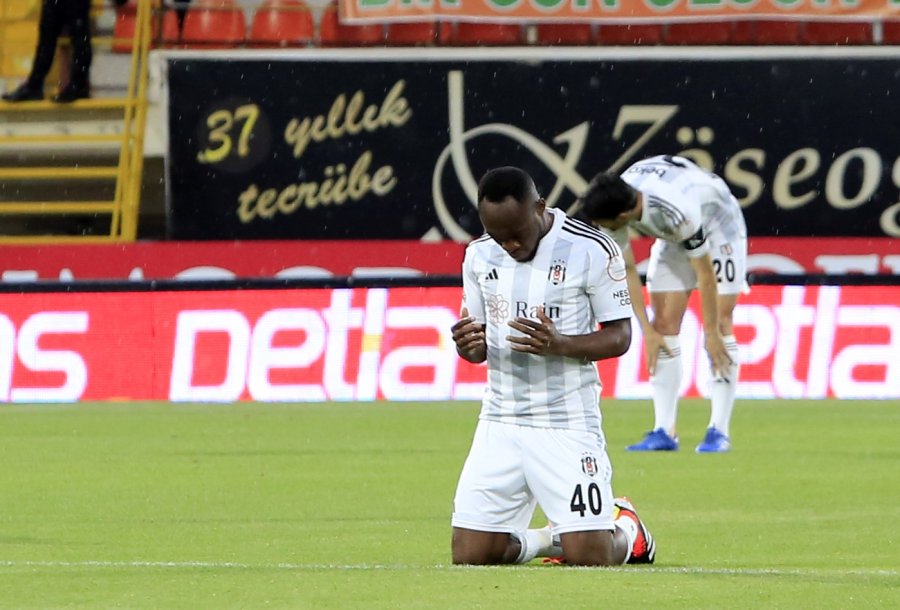 Trendyol Süper Lig: Alanyaspor: 0 - Beşiktaş: 0 (ilk Yarı)