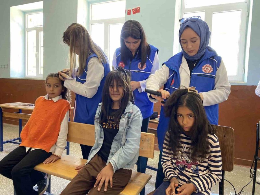 Niğde’de Gönüllü Makas Projesi İle Köylerdeki Çocukların Saç Bakımı Yapılıyor