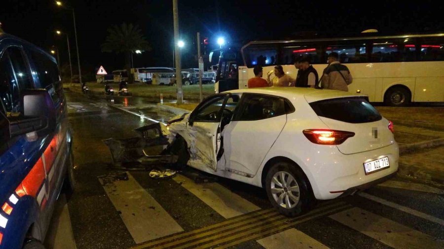 Kazada Araçlar Hurdaya Döndü, Alkollü Çıkan Sürücünün Ehliyetine El Konuldu