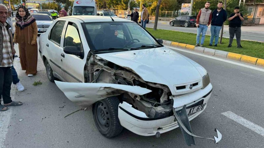 Anneannesinden İzinsiz Aldığı Araçla Kaza Yaptı: 2 Genç Ağır Yaralandı