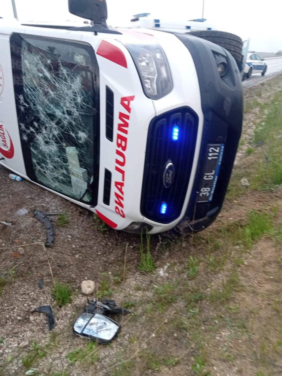 Kaza İhbarına Giden Ambulans Kaza Yaptı: 3 Yaralı