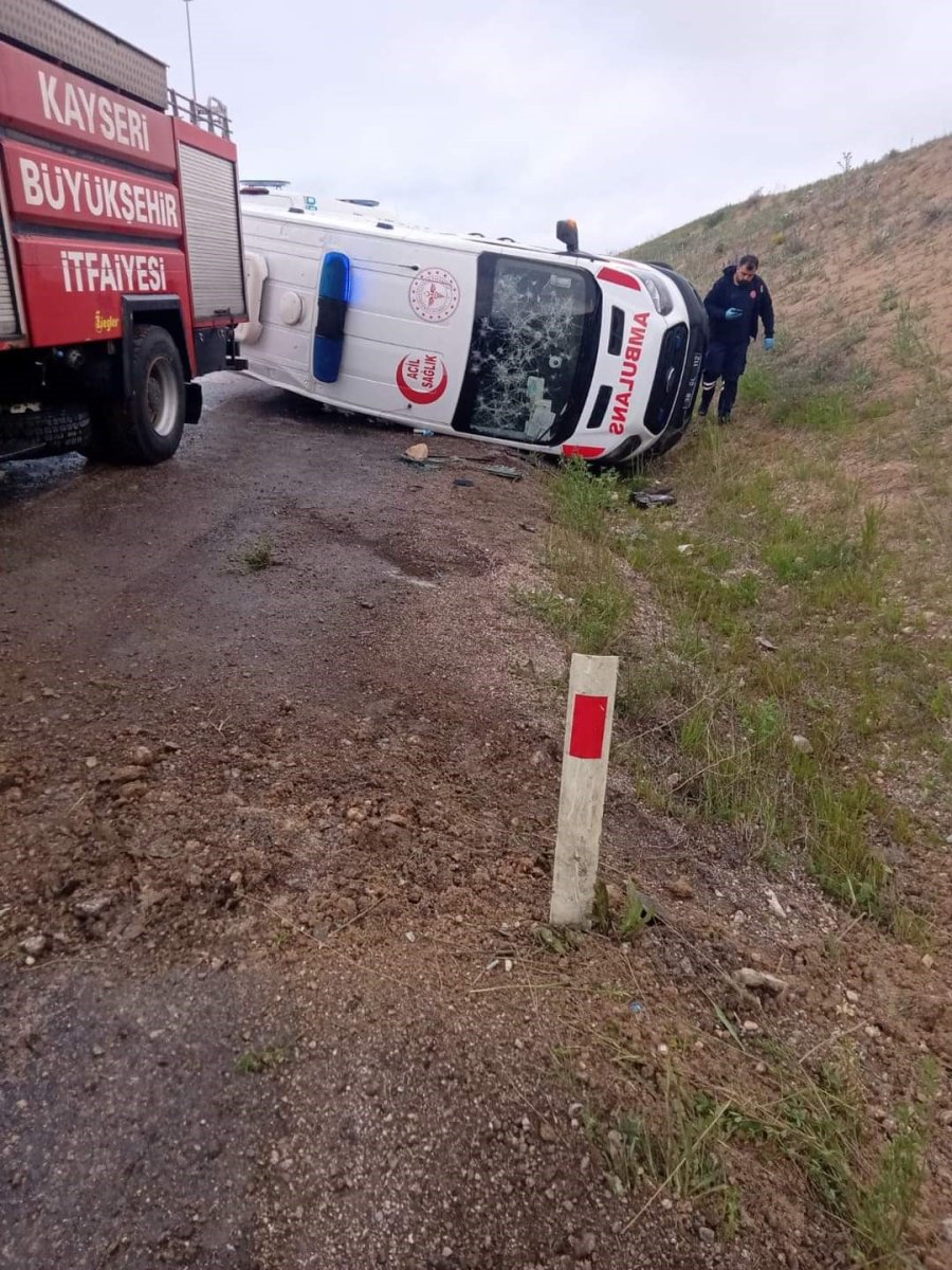 Kaza İhbarına Giden Ambulans Kaza Yaptı: 3 Yaralı