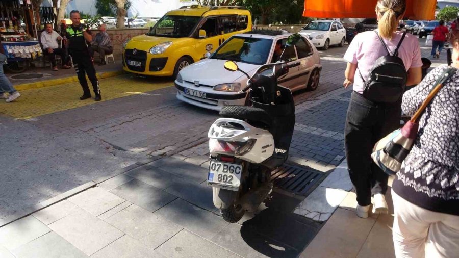 Ehliyetsiz Ve Aranması Olan Şahıs Polisleri Görünce Panikledi