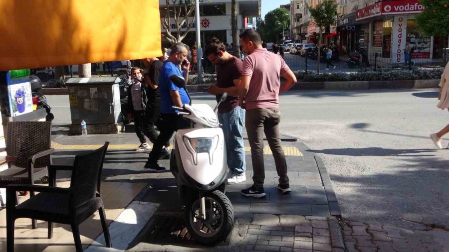 Ehliyetsiz Ve Aranması Olan Şahıs Polisleri Görünce Panikledi