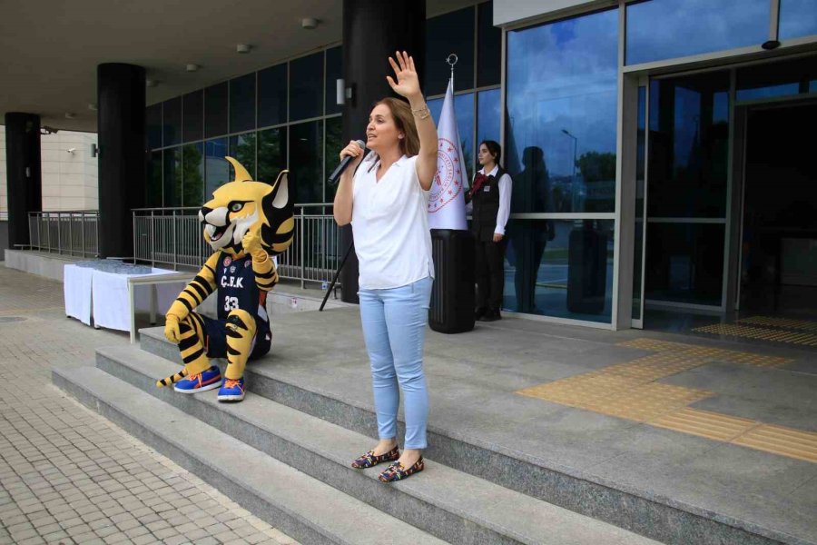 Sağlık Çalışanları Hastane Bahçesinde Spor Yaptı