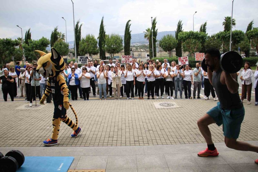 Sağlık Çalışanları Hastane Bahçesinde Spor Yaptı