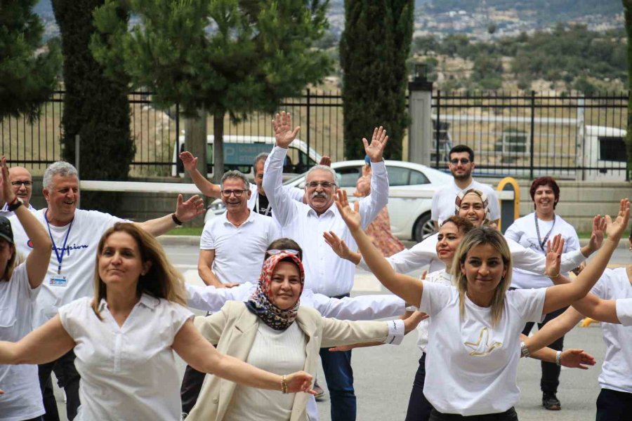 Sağlık Çalışanları Hastane Bahçesinde Spor Yaptı