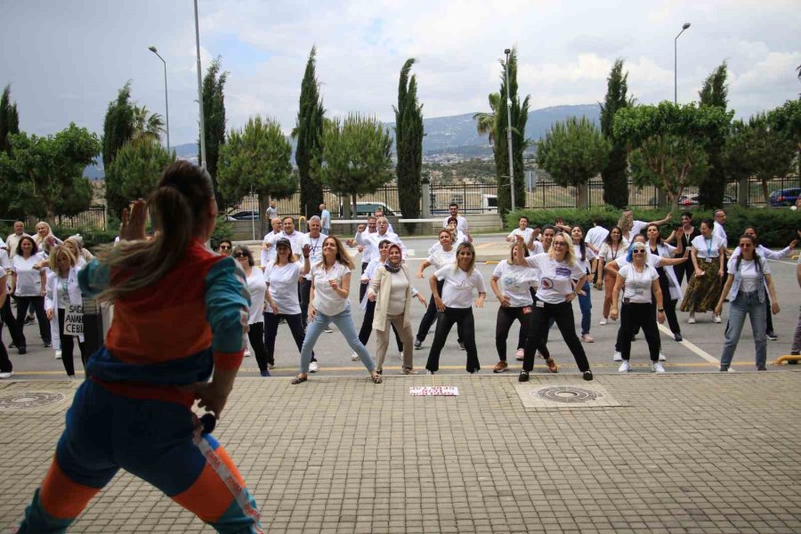 Sağlık Çalışanları Hastane Bahçesinde Spor Yaptı