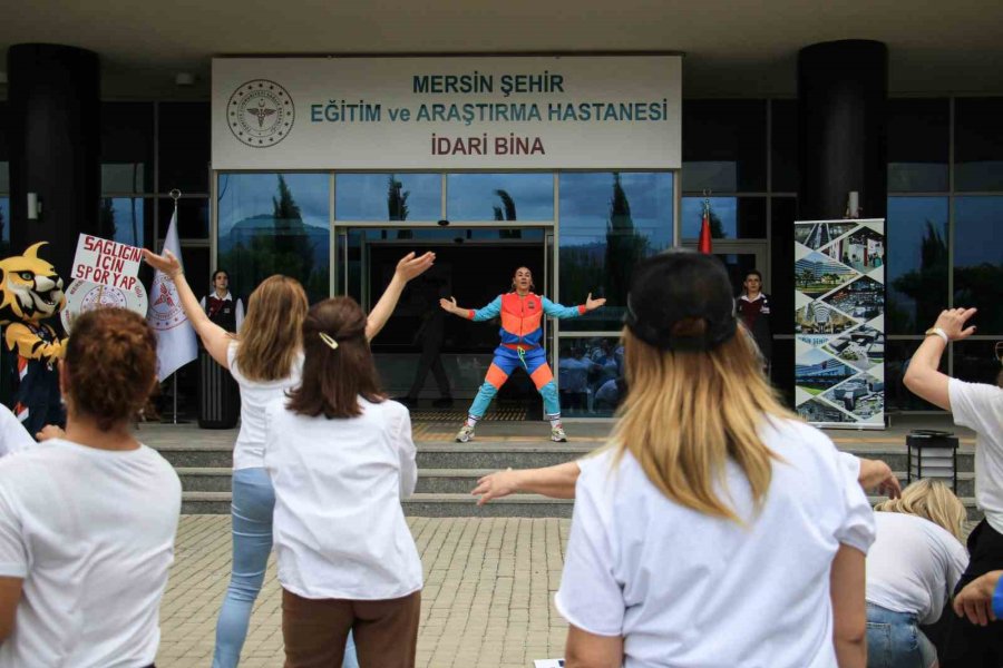 Sağlık Çalışanları Hastane Bahçesinde Spor Yaptı