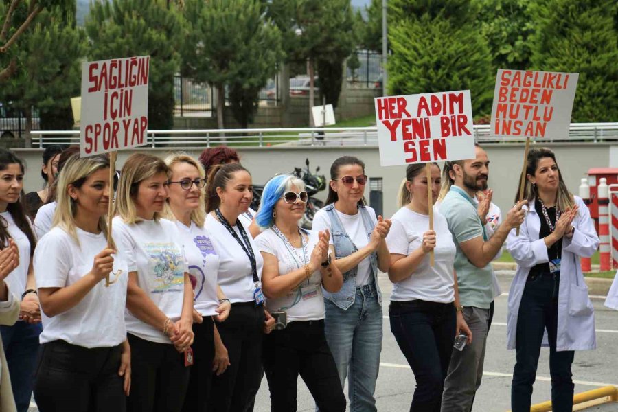 Sağlık Çalışanları Hastane Bahçesinde Spor Yaptı