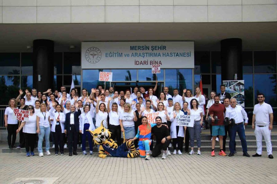 Sağlık Çalışanları Hastane Bahçesinde Spor Yaptı