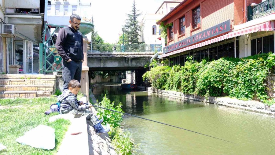 Güzel Havayı Gören Vatandaşlar Porsuk Çayı’nda Balık Tutmaya Çıktı