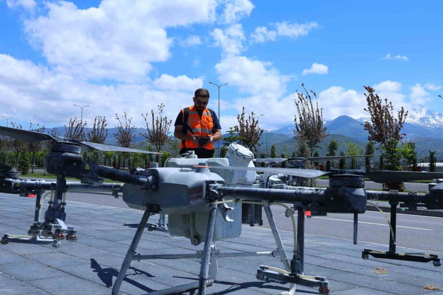 Kayseri Büyükşehir’den Park Ve Mesire Alanlarında Drone İle İlaçlama Hizmeti