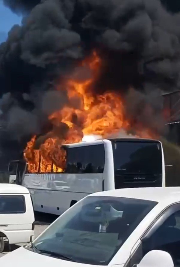 Park Halindeki Otobüs Alev Alev Yandı