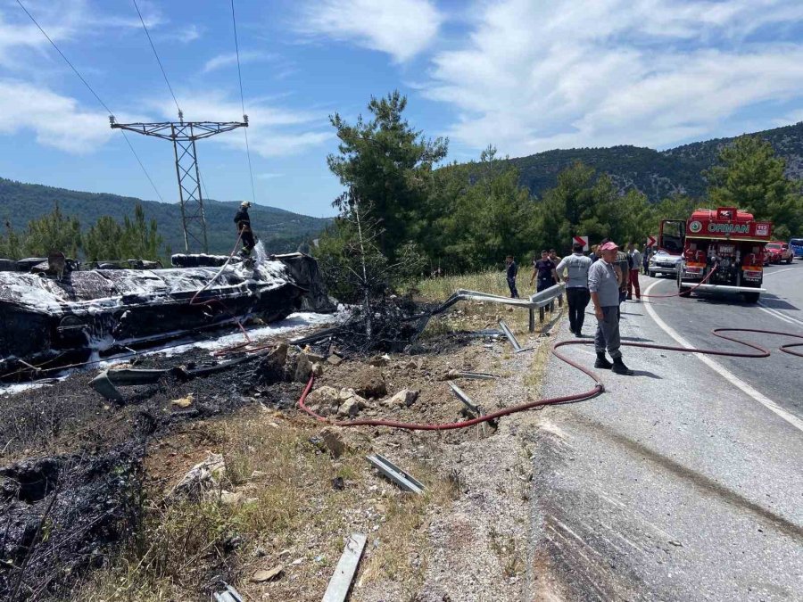 Antalya’da Devrilen Zift Yüklü Tırda Can Pazarı: 2 Yaralı