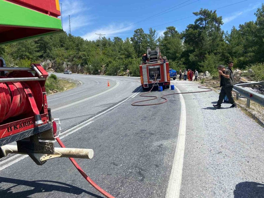 Antalya’da Devrilen Zift Yüklü Tırda Can Pazarı: 2 Yaralı