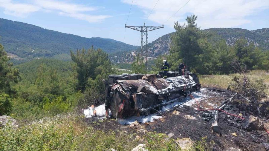 Antalya’da Devrilen Zift Yüklü Tırda Can Pazarı: 2 Yaralı