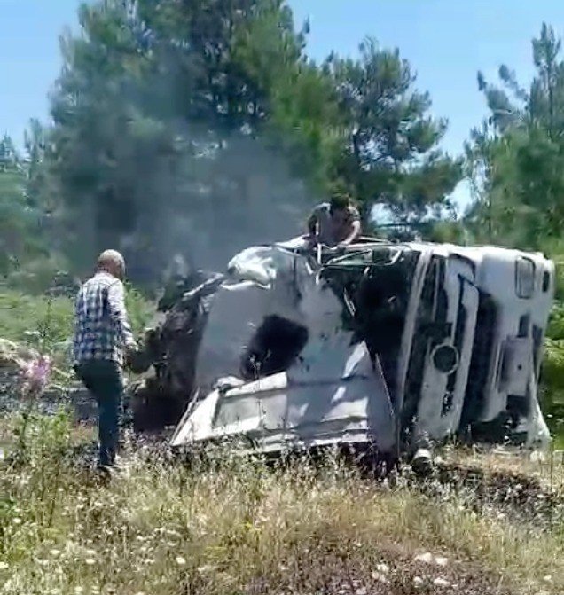 Antalya’da Devrilen Zift Yüklü Tırda Can Pazarı: 2 Yaralı