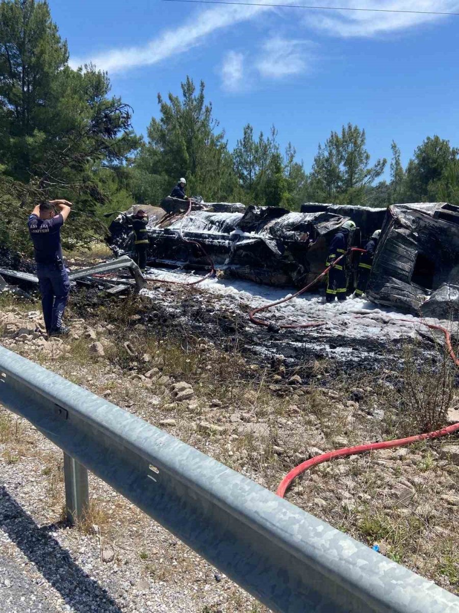 Antalya’da Devrilen Zift Yüklü Tırda Can Pazarı: 2 Yaralı