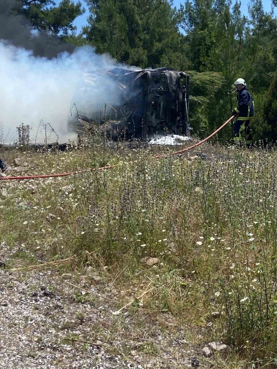 Antalya’da Devrilen Zift Yüklü Tırda Can Pazarı: 2 Yaralı