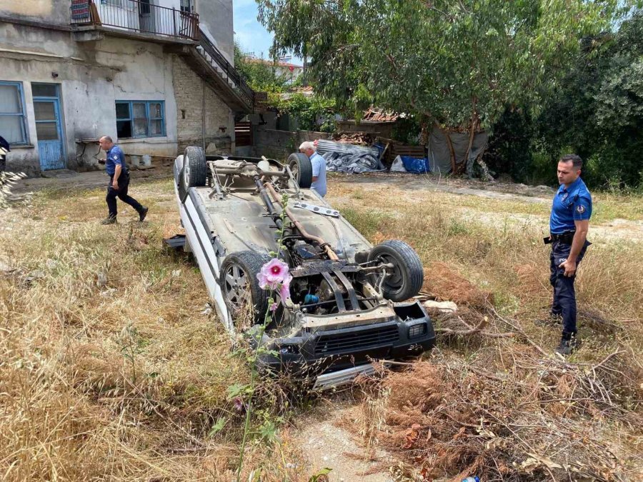 Boş Araziye Devrilip Ters Dönen Otomobilde Yaralı Aradılar