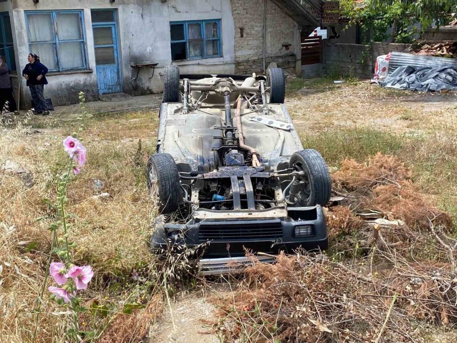 Boş Araziye Devrilip Ters Dönen Otomobilde Yaralı Aradılar