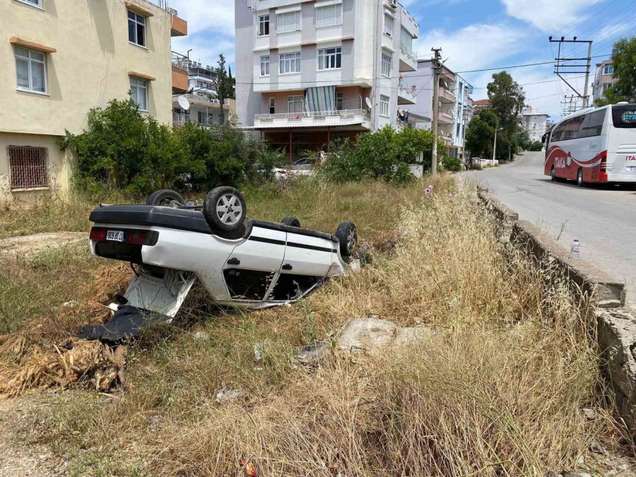 Boş Araziye Devrilip Ters Dönen Otomobilde Yaralı Aradılar