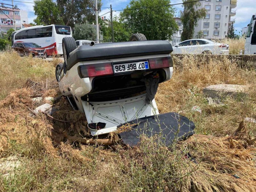 Boş Araziye Devrilip Ters Dönen Otomobilde Yaralı Aradılar