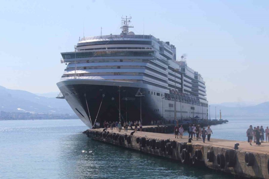 Turizm Kenti Alanya’ya Sezonun 2’nci Yolcu Gemisi Demirledi