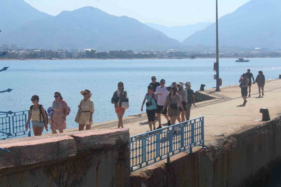 Turizm Kenti Alanya’ya Sezonun 2’nci Yolcu Gemisi Demirledi