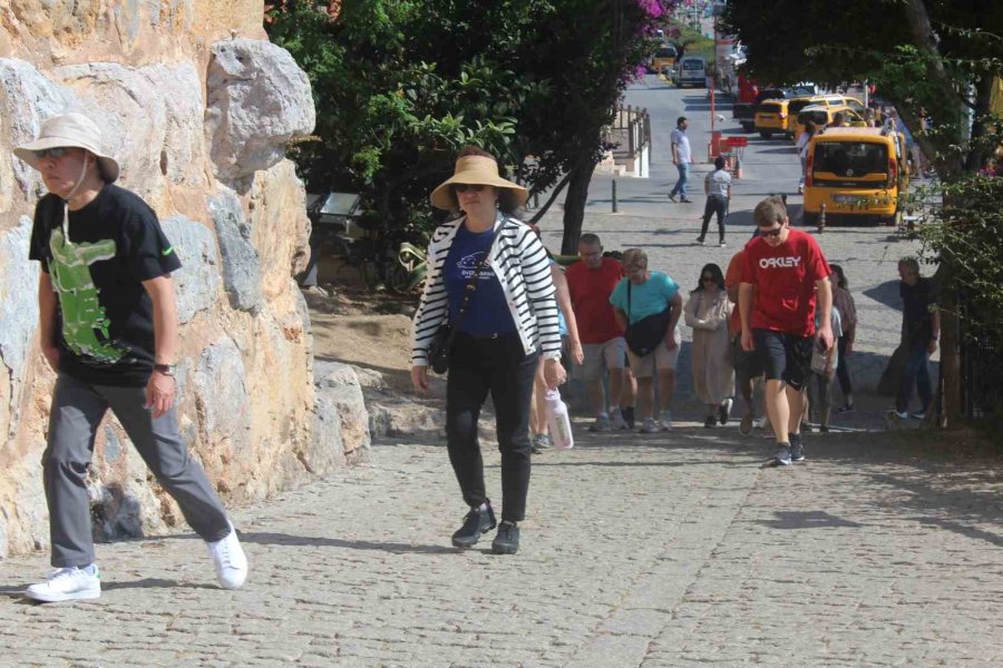 Turizm Kenti Alanya’ya Sezonun 2’nci Yolcu Gemisi Demirledi