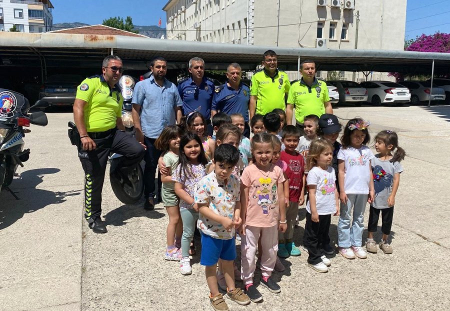 Anaokulu Öğrencileri Polislerle Buluştu