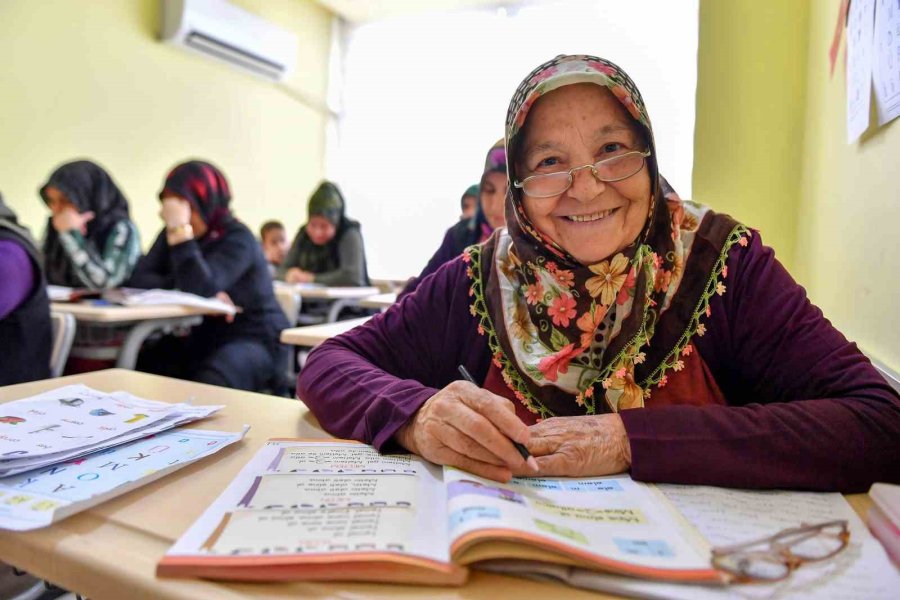 Mersin’de Kadınlar Belediyenin Desteği İle Okuma Yazma Öğreniyor