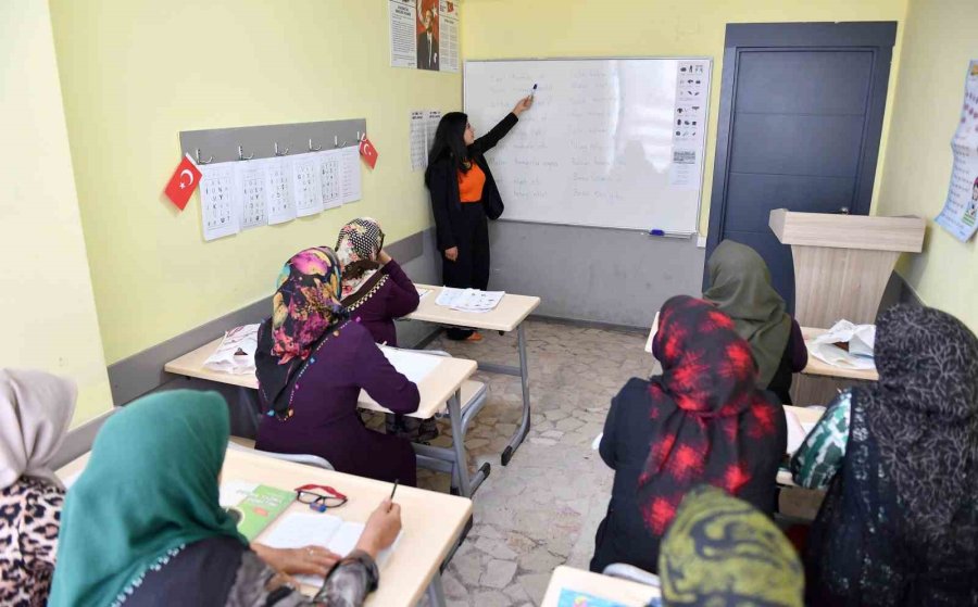 Mersin’de Kadınlar Belediyenin Desteği İle Okuma Yazma Öğreniyor