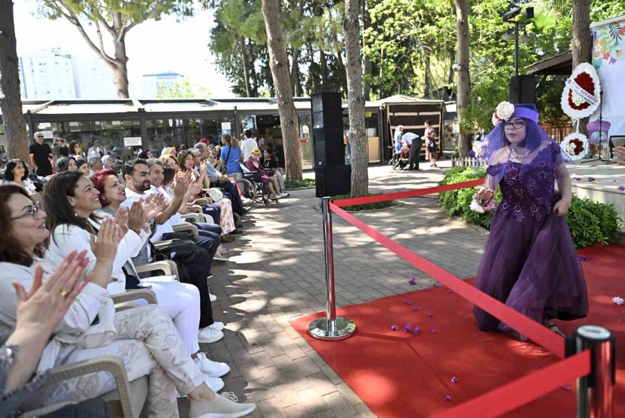 Özel Çocuklar İçin Kırmızı Halıda Özel Defile