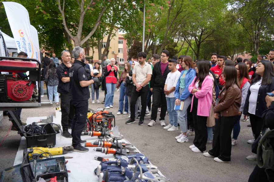 Üniversite Öğrencilerine ’temel Afet Bilinci Eğitimi’ Verildi