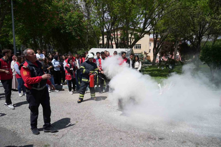 Üniversite Öğrencilerine ’temel Afet Bilinci Eğitimi’ Verildi