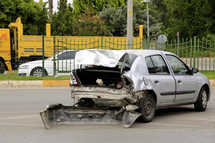 Otomobille Çarpışan Motosikletin Sürücüsü Kaskı Sayesinde Kazayı Hafif Sıyrıklarla Atlattı