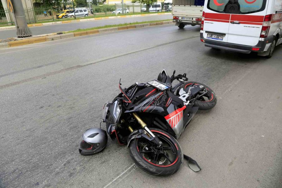 Otomobille Çarpışan Motosikletin Sürücüsü Kaskı Sayesinde Kazayı Hafif Sıyrıklarla Atlattı