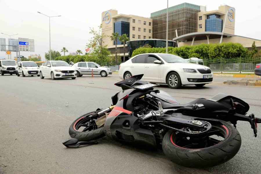 Otomobille Çarpışan Motosikletin Sürücüsü Kaskı Sayesinde Kazayı Hafif Sıyrıklarla Atlattı