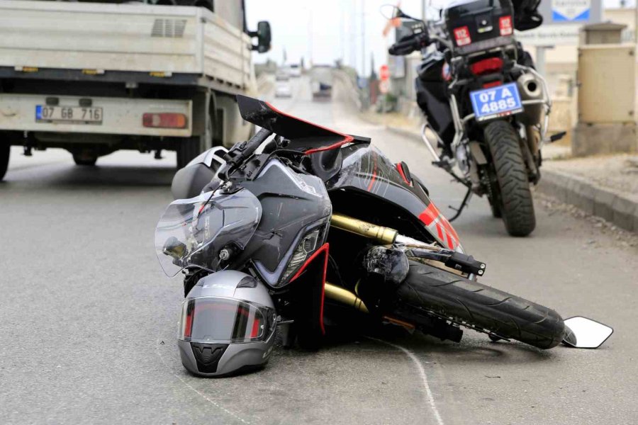 Otomobille Çarpışan Motosikletin Sürücüsü Kaskı Sayesinde Kazayı Hafif Sıyrıklarla Atlattı