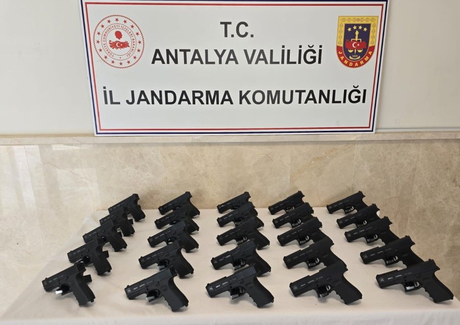 Antalya’da Ruhsatsız Tabanca Operasyonu: 3 Gözaltı