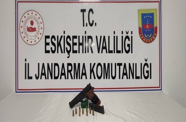 Jandarma Ruhsatsız Tabanca Ve Av Tüfeği Ele Geçirdi