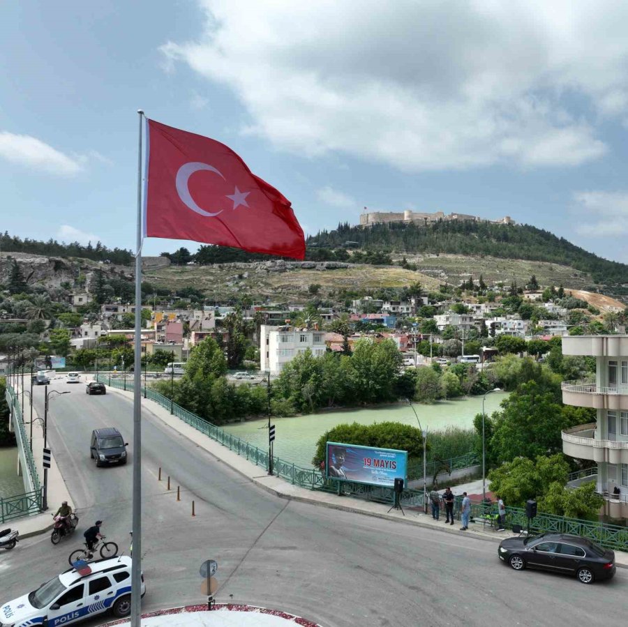 Silifke’de Kaldırılması Tepkilere Neden Olan Anıtın Yerine Türk Bayrağı Konuldu